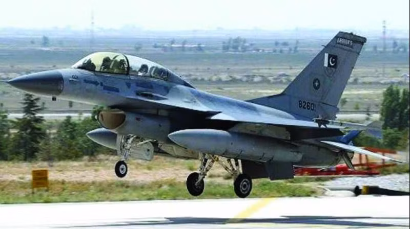 Vụ rơi tiêm kích F-16 mới nhất hôm nay nối dài chuỗi tai nạn liên quan tới dàn chiến đấu cơ của không quân Mỹ trong những tuần gần đây. Cụ thể, hôm 18/6, một tiêm kích F/A-18F Super Hornet hoạt động trên tàu sân bay USS Theodore Roosevelt của Hải quân Mỹ đã rơi xuống biển Philippine trong lúc tham gia huấn luyện. Phi công và chuyên viên điều khiển vũ khí đã thoát khỏi máy bay an toàn và được trực thăng MH-60S cứu hộ ngay sau đó.