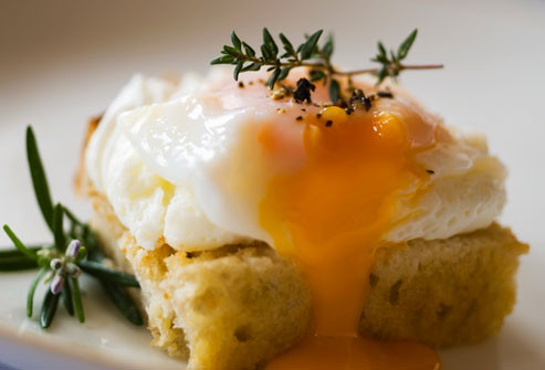  Trứng Một quả trứng chỉ có 75 calo, cộng thêm 7 gram protein cùng với các chất dinh dưỡng quan trọng khác. Cơ thể sẽ đốt cháy nhiều calo để tiêu hóa trứng hơn là một bữa ăn sáng nhiều carb.