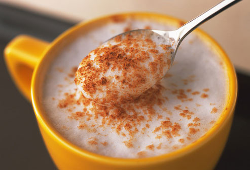  Quế Một số nghiên cứu cho thấy quế có thể có tác dụng ổn định đối với lượng đường trong máu. Điều này có thể hạn chế sự thèm ăn, đặc biệt là ở những người mắc tiểu đường tuýp 2. Bạn có thể bổ sung bột quế cho cà phê, trà hoặc sữa chua để thêm hương vị.