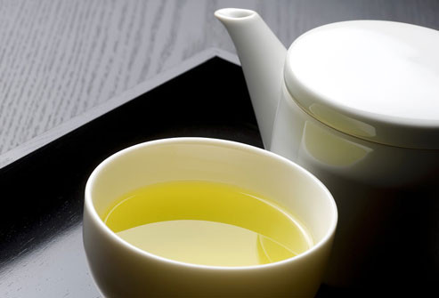  Trà xanh Trà xanh có thể thúc đẩy giảm cân bằng cách kích thích cơ thể đốt cháy chất béo. Trà xanh cũng chứa catechin, một loại phytochemical có thể tác động đến sự trao đổi chất.