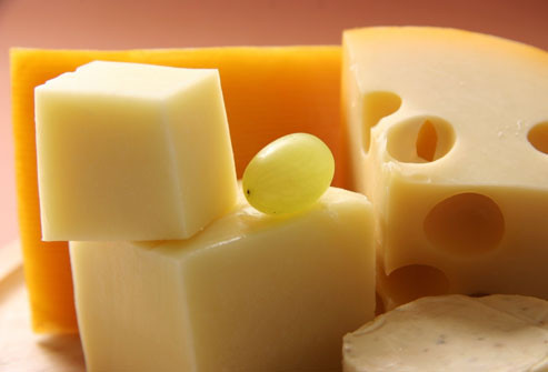  Canxi Ngoài việc giúp bạn có hàm răng cũng như bộ xương chắc khỏe, canxi còn tốt cho các mô cơ, bao gồm cả tim. Cùng với Kali và magie, canxi còn giúp ngăn ngừa huyết áp cao. Các sản phẩm từ sữa, cà ngừ, rau cải xanh… là nguồn cung cấp canxi dồi dào. Hãy nhớ Vitamin D cũng rất cần để canxi được hấp thụ.