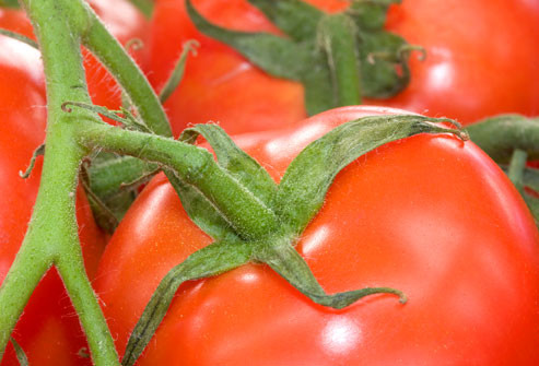  Vitamin C Liệu Vitamin C có chữa được lạnh? Có vẻ như không. Nhưng loại vitamin này sẽ giúp bạn đỡ mệt và hồi phục nhanh hơn. Vitamin C có thể được tìm thấy trong nhiều loại rau và hoa quả, có tác dụng kích thích xương và các mô mềm phát triển.