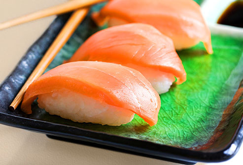  Vitamin D Các dây thần kinh, mô cơ và xương đều cần đến Vitamin D. Loại vitamin này còn giúp tăng cường miễn dịch. Cơ thể có thể sản xuất vitamin D khi có đủ ánh nắng nhưng quá nhiều ánh nắng lại không tốt cho da. Bạn có thể bổ sung các loại thực phẩm: gan, pho mát, long đỏ trứng, sữa và các loại ngũ cốc khác…