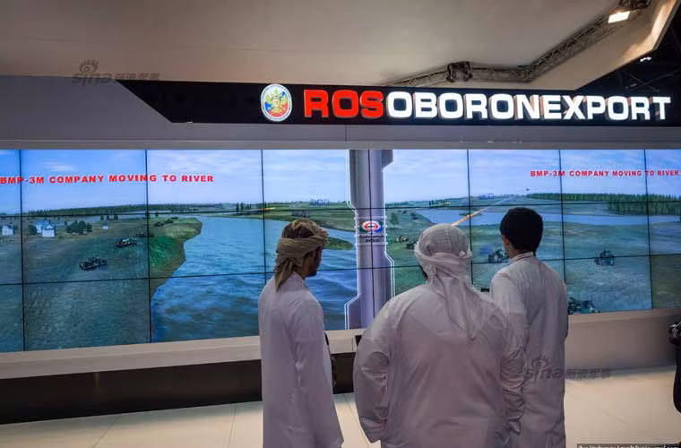 Các vị khách quốc gia dầu mỏ Ả Rập tại màn hình giới thiệu vũ khí của Tập đoàn Rosoboronexport (Nga).