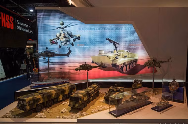 Không gian trưng bày các hệ thống vũ khí trên bộ - trên không - trên biển do Nga sản xuất. Có thể dễ dàng nhận ra gương mặt quen thuộc gồm (từ trái qua phải): trực thăng tấn công Mi-28NE, Mi-35 và Mi-8AMTSh; tổ hợp tên lửa đạn đạo Iskander-E, pháo phản lực BM-30 Smerch, xe chiến đấu bộ binh BMP-3, tên lửa Buk-M2E; tàu hộ vệ Gepard 3.9, tàu tên lửa Molniya.
