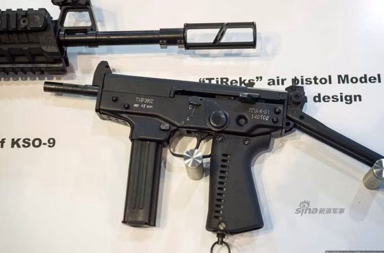 Một mẫu tiểu liên bắn nhanh được Nga giới thiệu tại triển lãm.