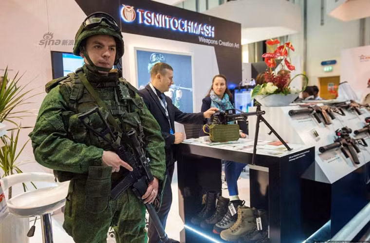 Nga lần đầu giới thiệu bộ trang phục chiến đấu tương lai Ratnik tại triển lãm IDEX 2015.