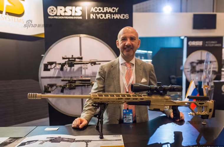 Khẩu súng trường bắn tỉa tiên tiến ORSIS T-5000 cũng được đưa tới UAE lần này. Đây là một trong những vũ khí bộ binh tiến tiến nhất của Nga của hiện nay, súng bắn tỉa dùng cỡ đạn 7,62x51mm hoặc 8,6x70mm có tầm bắn hiệu quả lần lượt là 800 và 1.500m.