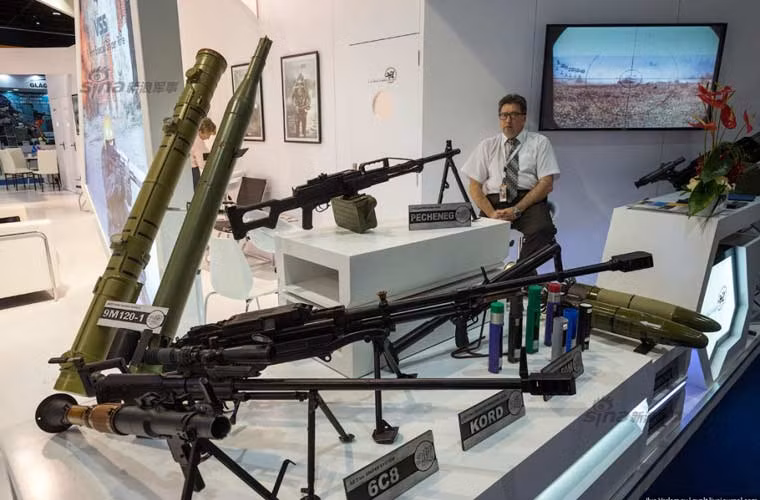 Gian trưng bày đạn tên lửa chống tăng 9M120-1, súng chống tăng RPG-7 kiểu cải tiến, đại liên hạng nặng Kord 12,7mm, đại liên Pecheneg.