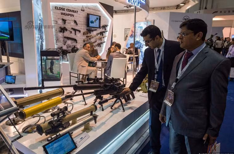 Các vị khách thăm quan súng trường bắn tỉa, súng phóng lựu phản lực.