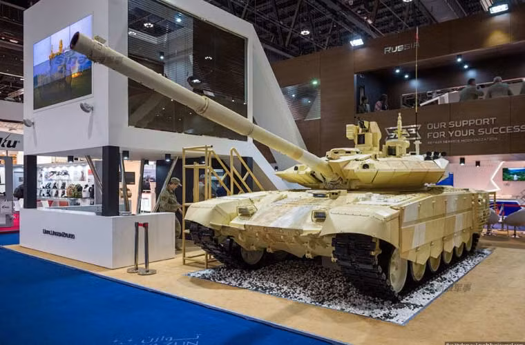  Một trong những vũ khí Nga giành được nhiều sự chú ý nhất là xe tăng T-72 nâng cấp hiện đại hóa toàn diện từ trong ra ngoài. Trong anh, có thể thấy xe tăng T-72 này được thiết kế bố trí giáp phản ứng nổ phủ khắp thân xe, tháp pháo, trên tháp pháo còn được trang bị trạm điều khiển vũ khí tự động lắp súng máy 7,62mm.