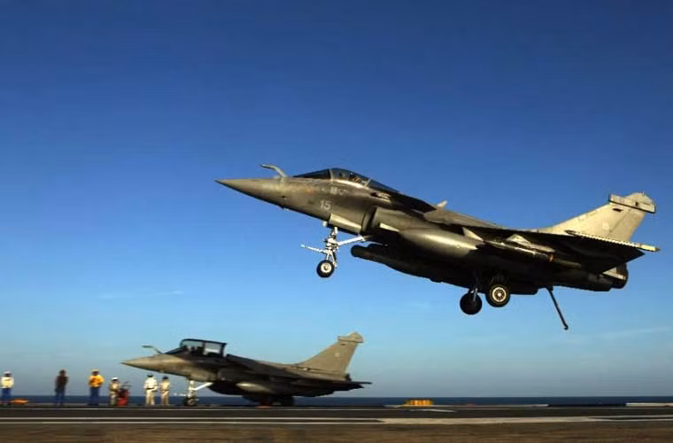 Khoảnh khắc tiêm kích hạm Rafale của Hải quân Pháp hạ cánh xuống boong tàu sân bay Charles de Gaulle đang hoạt động tại vùng Vịnh.