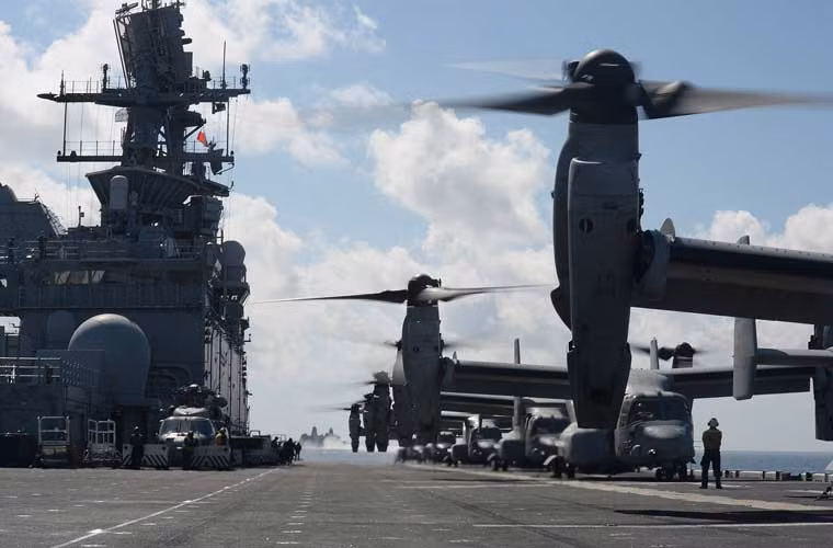 Hình ảnh thể hiện sức mạnh không vận tuyệt đối của Lính thủy Đánh bộ Mỹ - đàn máy bay vận tải MV-22 Osprey chuẩn bị cất cánh từ boong tàu đổ bộ lớn USS Makin Island (LHD-8).