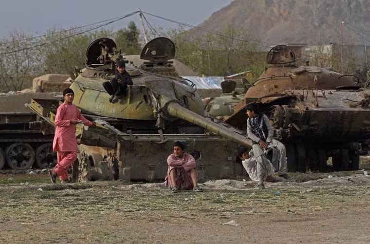 Đây là đồ chơi của trẻ em Afghanistan – xe tăng Liên Xô đã bị phá hủy, vứt xỏ tại khu vực ngoại vi Kandahar, phía Nam Kabul.