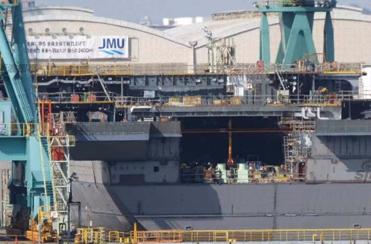 Hình ảnh được truyền thông Nhật công bố tuần này cho thấy chiếc tàu khu trục chở trực thăng lớp Izumo thứ 2 sắp hoàn thiện. Với lượng giãn nước lên tới 28.000 tấn, đây được xem là tàu chiến lớn nhất Nhật Bản sau Chiến tranh Thế giới thứ 2.