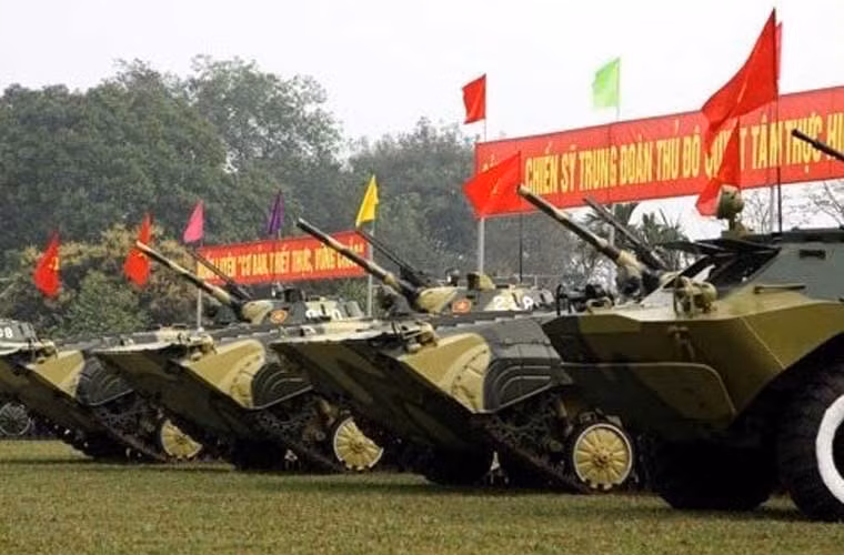 Nhưng ấn tượng nhất trong số các ảnh quân sự Việt Nam có lẽ phải là hình ảnh dàn xe thiết giáp của Trung đoàn Bộ binh Cơ giới 102 (hay còn gọi là Trung đoàn Thủ Đô) thuộc Sư đoàn 308 thay đổi màu sơn ngụy trang từ xanh lá sang sơn camo.