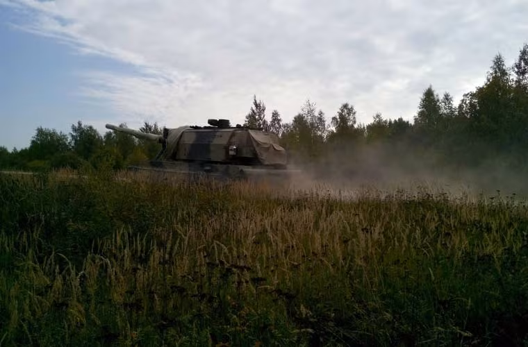 Và đây có lẽ là bức ảnh quân sự ấn tượng, đáng lưu tâm nhất tuần qua – pháo tự hành lạ không rõ tên gọi có kiểu dáng khác với mẫu MSTA-S chạy thử nghiệm tại khu vực bí mật. Không loại trừ khả năng đây là thế hệ lựu pháo tự hành tương lai của Lục quân Nga.