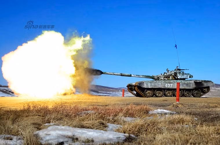 Xe tăng chiến đấu chủ lực T-72B3 của Quân đội Nga khai pháo 125mm trong cuộc đua tài giành suất tham dự cuộc đua tăng quốc tế Tank biathlon 2015.