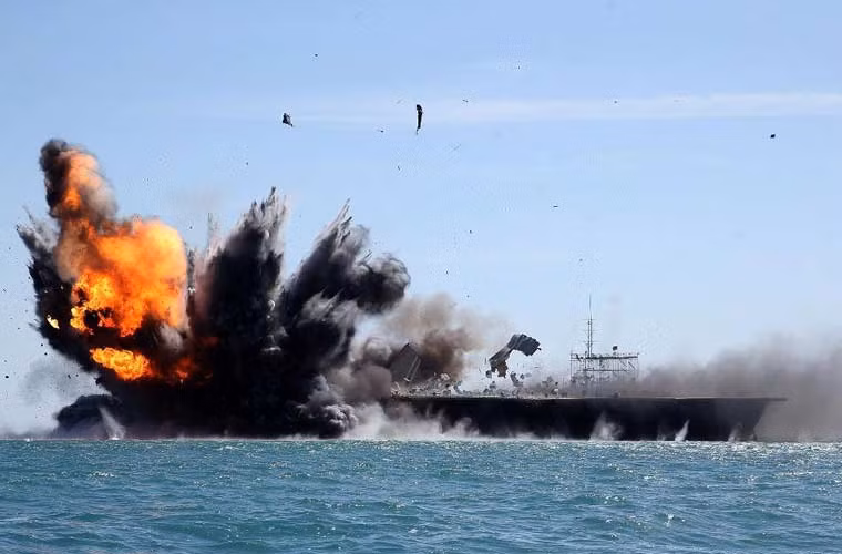 Đây có lẽ là bức ảnh quân sự nước ngoài ấn tượng nhất tuần qua – mô hình tàu sân bay Mỹ bị đánh chìm trong cuộc tập trận của Hải quân Iran. Mô hình dài 220m này làm theo kiểu tàu sân bay Nimitz của Mỹ với đầy đủ mô hình tiêm kích trên tàu, được đem ra để Iran tập bắn biểu dương sức mạnh lực lượng.