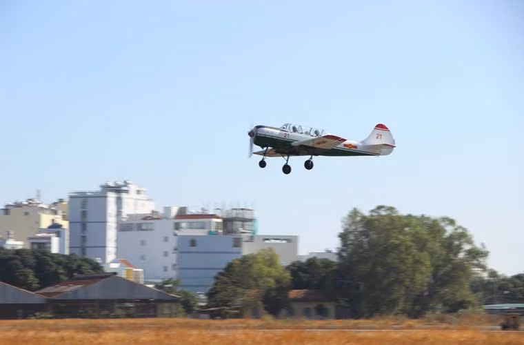 Máy bay huấn luyện cơ bản Yak-52 của Trung đoàn 920 – Trường Sĩ quan Không quân thực hiện chuyến bay khai xuân là một trong những ảnh quân sự Việt Nam ấn tượng tuần qua.