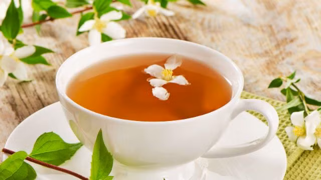 Bằng cách tăng tốc độ trao đổi chất, uống trà hoa nhài mỗi ngày còn có thể giúp bạn giảm cân. Ảnh: thealternativedaily.
