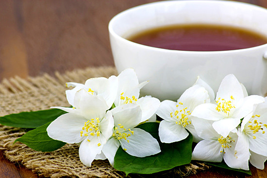 Như đã đề cập ở trên, do trà hoa nhài có chứa nhiều polyphenol nên uống trà hoa nhài còn có thể giúp bảo vệ chống lại bệnh tim. Ảnh: amberfreda.