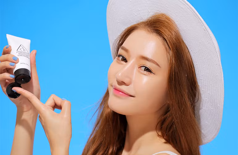 Bên cạnh đó, khi thoa kem chống nắng, bạn không nên quá tiết kiệm mà hãy thoa một lớp đủ dày để che phủ toàn bộ bề mặt da. Ảnh: winnie.