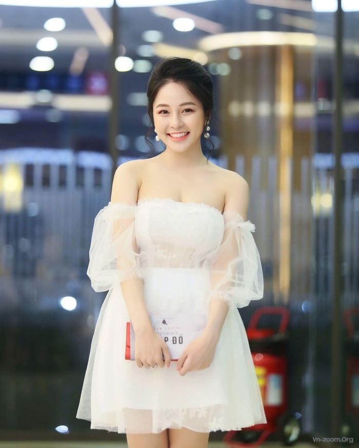 Bên cạnh khuôn mặt xinh xắn và đáng yêu, hot girl Trâm Anh gây ấn tượng bởi gu thời trang ngọt ngào của riêng mình. Ảnh: vn-zoom.