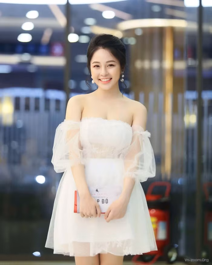 Bên cạnh khuôn mặt xinh xắn và đáng yêu, hot girl Trâm Anh gây ấn tượng bởi gu thời trang ngọt ngào của riêng mình. Ảnh: vn-zoom.