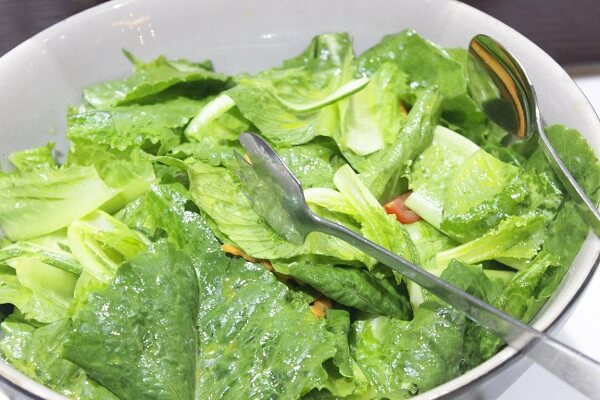 Đứng đầu danh sách những “siêu” thực phẩm giải nhiệt mùa hè chính là salad. Ảnh: monngon.