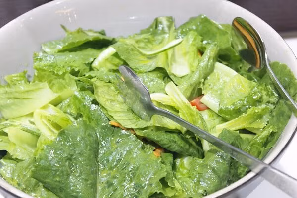 Đứng đầu danh sách những “siêu” thực phẩm giải nhiệt mùa hè chính là salad. Ảnh: monngon.