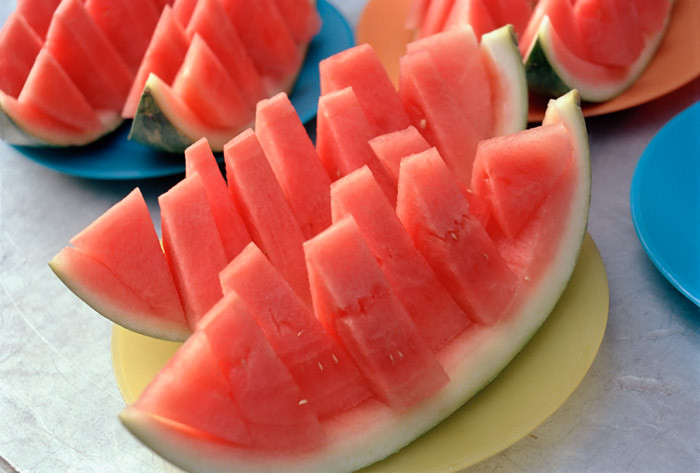 Dưa hấu chứa tới 90% là nước cùng nhiều vitamin C, A, chất lycopene chống oxy hóa sẽ giúp bảo vệ bạn khỏi ánh nắng mặt trời, làm mát và bổ sung chất điện giải bị mất khi bạn đổ mồ hôi. Ảnh: webbnc.