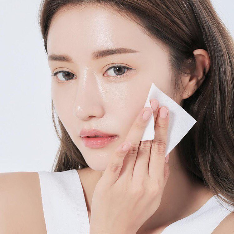 Để chăm sóc da dầu, bạn nên sử dụng sữa rửa mặt dạng gel có chứa axit salicylic, axit citric và axit glycolic giúp giảm các tế bào da chết - nguyên nhân làm tắc nghẽn lỗ chân lông và dẫn đến bùng phát mụn. Ảnh: guucdn.