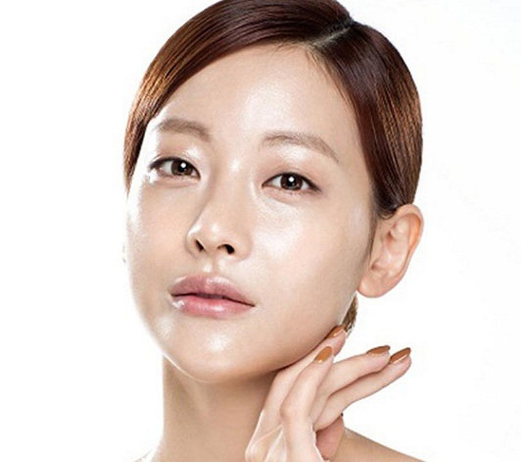 Bạn chỉ nên tẩy tế bào chết cho da 2-3 lần/tuần để loại bỏ tế bào chết và mụn đầu đen. Ảnh: hoavyspa.