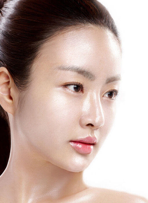 Nếu da mặt của bạn vẫn quá nhờn sau khi rửa, hãy sử dụng khăn giấy để lau sạch mặt một lần nữa. Đây là một trong những mẹo dưỡng da nhờn nhanh chóng và tiện dụng giúp ngăn ngừa mụn. Ảnh: clevie.