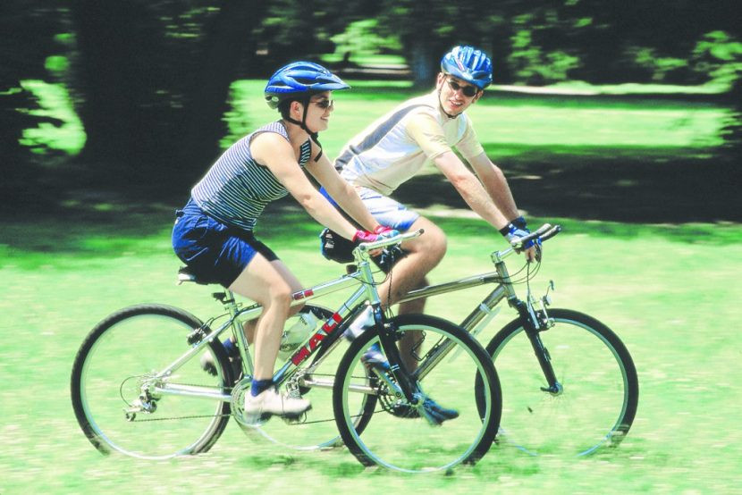 Đạp xe là hoạt động nghe có vẻ nhàm chán nhưng thực sự lại rất thích hợp cho những ngày hè nắng nóng. Ảnh: giant.