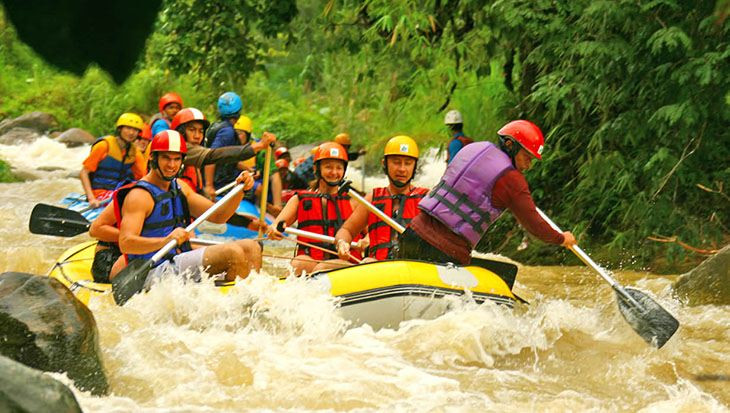 Hoạt động chèo xuồng vượt thác có thể giúp bạn đốt cháy tới 270 calo mỗi giờ. Ảnh: divui.