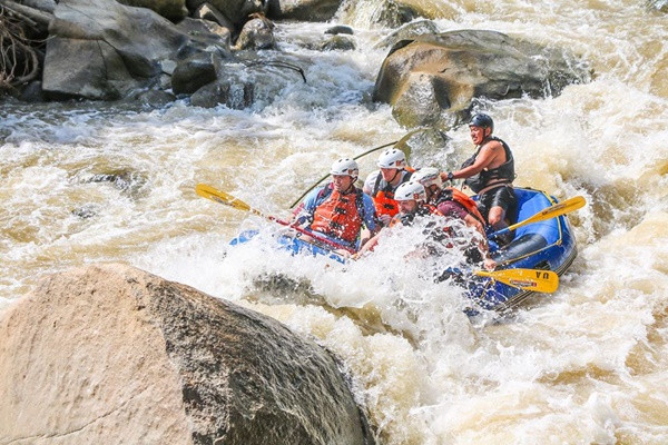 Chèo xuồng vượt thác không chỉ là một hoạt động nhóm vui vẻ, mà còn giúp luyện tập cơ lưng, cánh tay và cơ vai của bạn. Ảnh: kitetravel.
