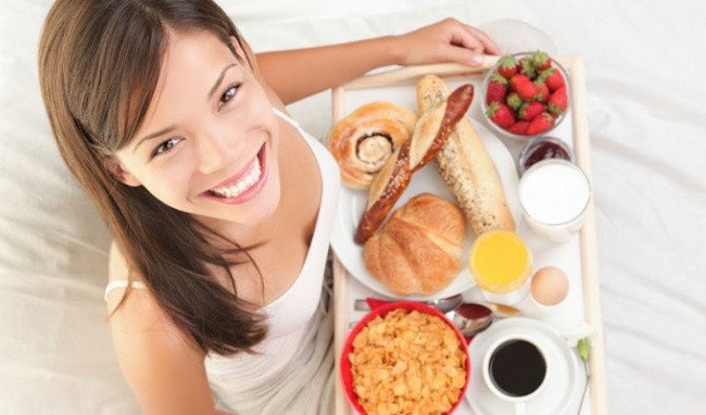 Cụ thể, bạn nên tránh ăn những thực phẩm có độ axit cao hoặc làm tăng tiết axit như lạp xưởng, xúc xích...Ảnh: healthplus.