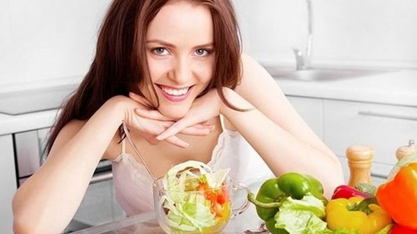 Dù khi đi du lịch đến những vùng đất mới với nhiều món ăn ngon hấp dẫn, bạn vẫn nên tuân thủ một chế độ ăn uống lành mạnh nếu bạn bị đau dạ dày. Ảnh: cdn.