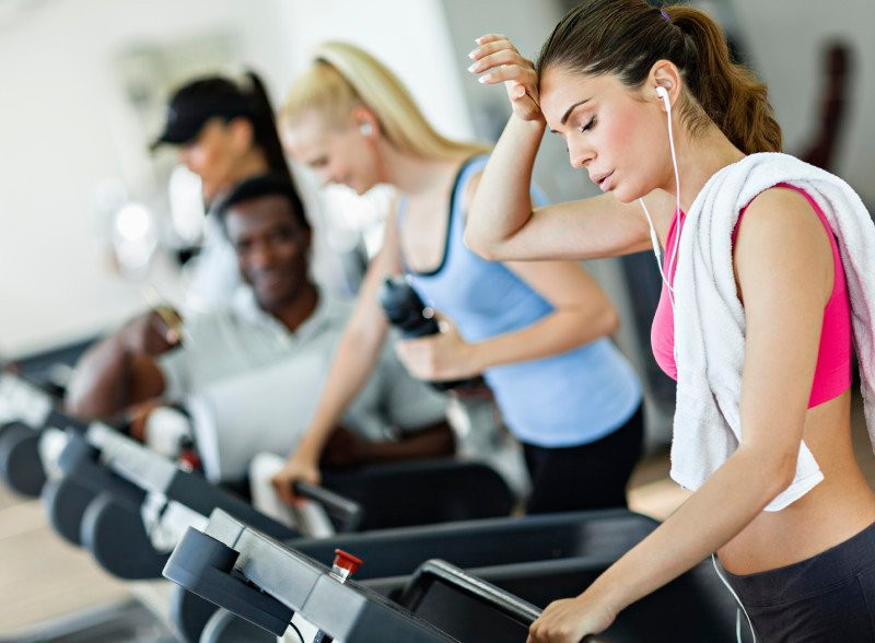 Bên cạnh đó hãy bắt đầu thói quen tập thể dục phù hợp với khả năng của bạn như đi bộ ngắn hay tập thể dục trên ghế. Ảnh: addiction.