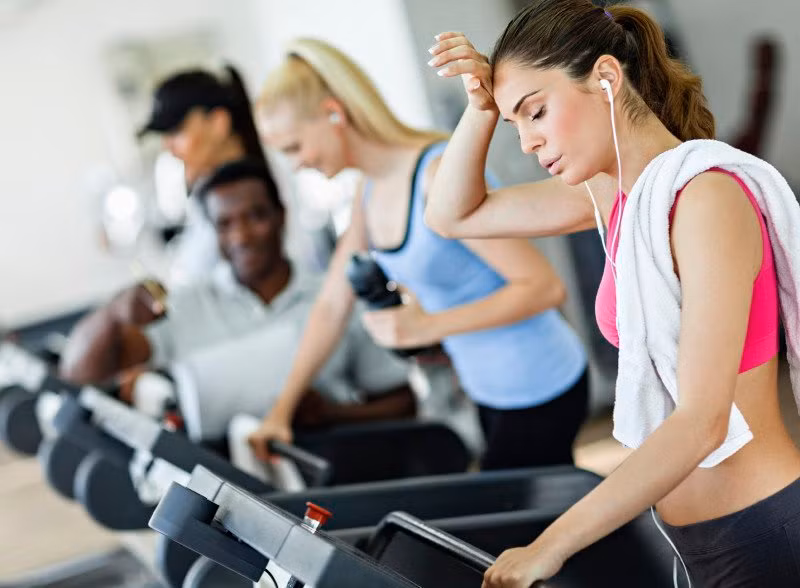 Bên cạnh đó hãy bắt đầu thói quen tập thể dục phù hợp với khả năng của bạn như đi bộ ngắn hay tập thể dục trên ghế. Ảnh: addiction.