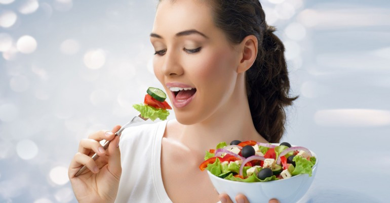 Ngoài ra, bạn nên tập trung vào việc ăn chậm, nhai kỹ, thực sự nếm và thưởng thức món ăn của bạn. Ảnh: tips-weight-loss.