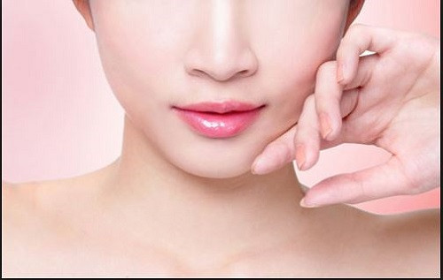 Cụ thể, bạn nên tránh hoặc hạn chế để môi tiếp xúc với nước trong 2 ngày đầu tiên sau khi phun. Ảnh: phunxamhanquoc.