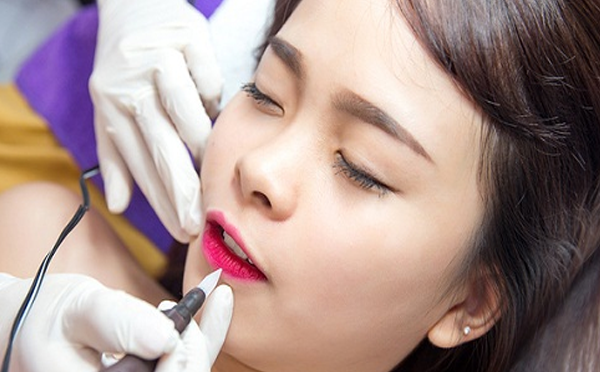 Trong những ngày sau khi phun môi, bạn cần đeo khẩu trang mỗi khi ra ngoài để bảo vệ môi, tránh ánh nắng mặt trời cũng như khói bụi. Ảnh: thienhaspa.