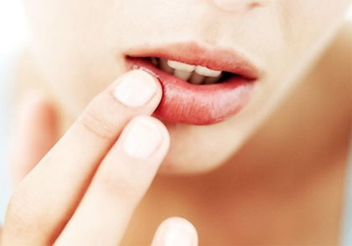 Trong những ngày đầu mới phun môi, bạn tuyệt đối không được sờ tay lên môi hay lấy tay bóc lớp vảy ra khỏi môi để tránh tình trạng môi bị đau rát và nhiễm trùng. Ảnh: dkbrows.