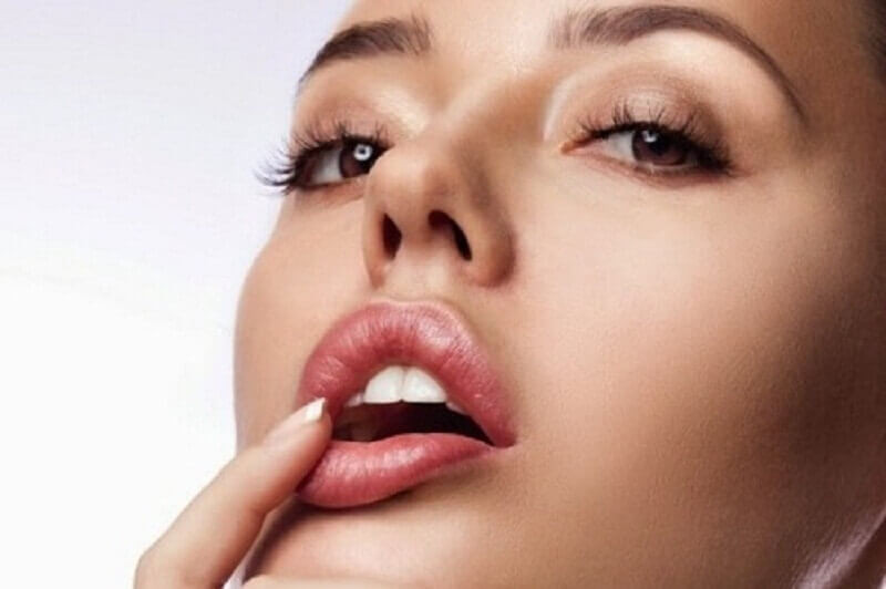 Các loại đồ uống có chất kích thích như cafe, rượu, bia,...bạn cũng nên kiêng triệt để để không làm ảnh hưởng đến vùng phun xăm môi. Ảnh: resolutebay.