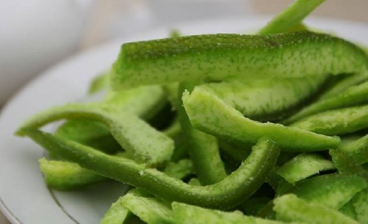 Sau khi luộc vỏ bưởi thái nhỏ trong 10 phút, bạn vớt ra rồi tiếp tục đun vỏ bưởi với đường phèn thêm 1 giờ đồng hồ. Ảnh: anuong24h.