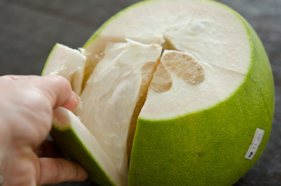 Sau đó, đun một ít đường phèn với nước rồi thả số vỏ bưởi này vào nấu cùng trong 1 giờ đồng hồ. Ảnh: bacsitannhang.