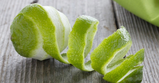 Bên cạnh đó, bạn có thể thái vỏ bưởi thành sợi nhỏ rồi đun cho mềm với nước. Ảnh: starwow.